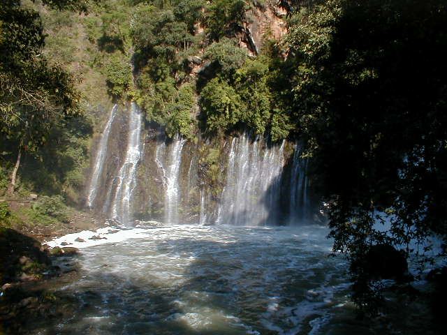 24-6-00 Vandfald i naturpark