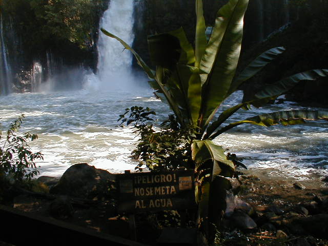 24-6-00 Vandfald i naturpark