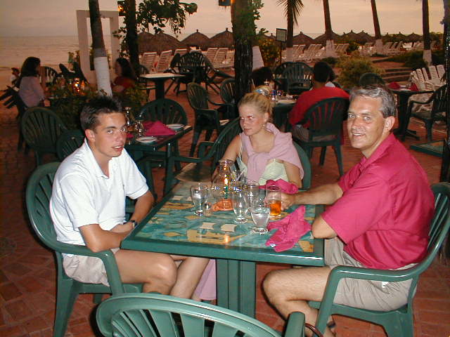 Vi spiser p� hotellets pool restaurant