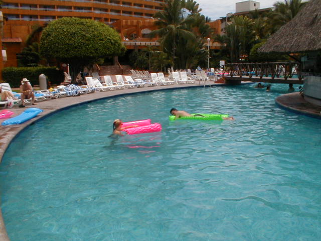 Gitte og Peter i poolen